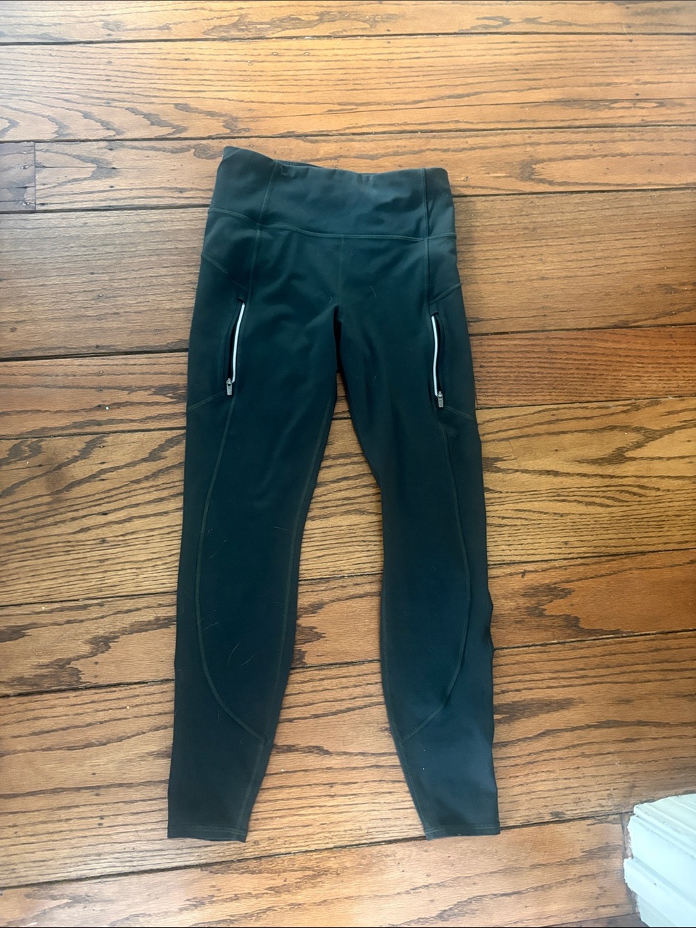 Athleta Womans Rainer Tight. Active black Leggings with zip Pockets.